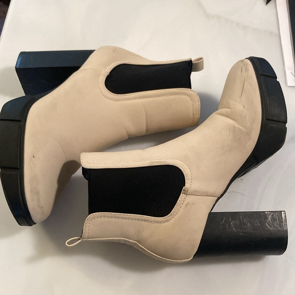 Reda off white ankle booties